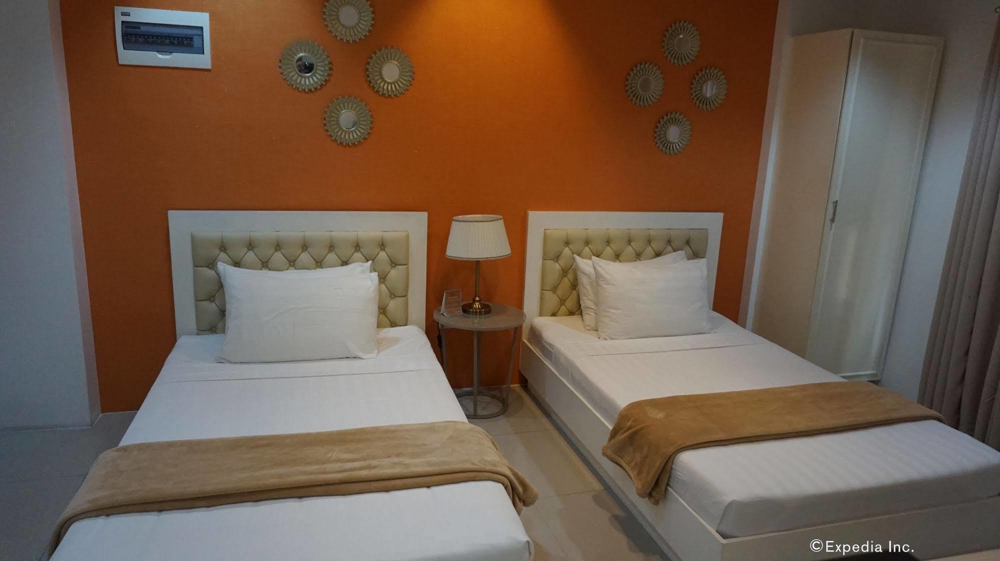 Baymont Suites & Residences Paranaque City Exterior foto